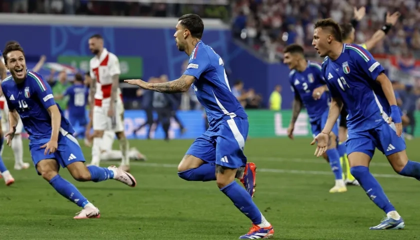 Mattia Zaccagni festejando el gol italiano.