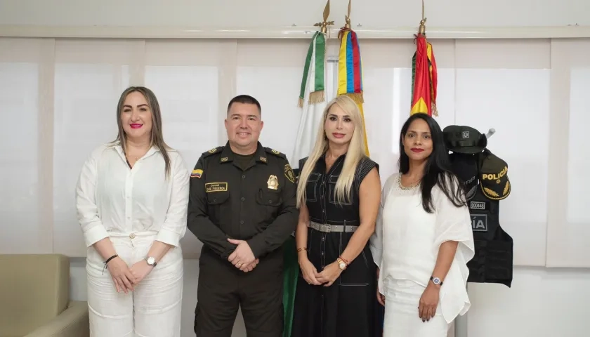 El coronel Dave Figueroa junto con las mujeres fundadoras de la Asociación. 