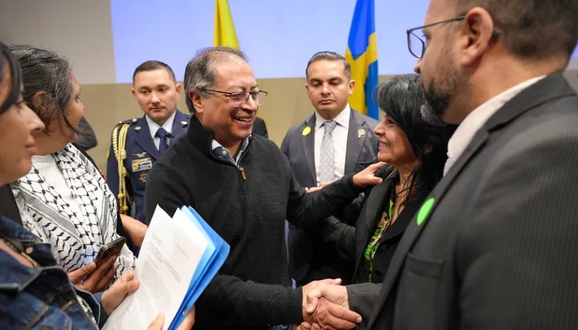 El presidente Petro saluda a algunos de los asistentes al foro Foro Paz y Reconciliación cumplido en Suecia