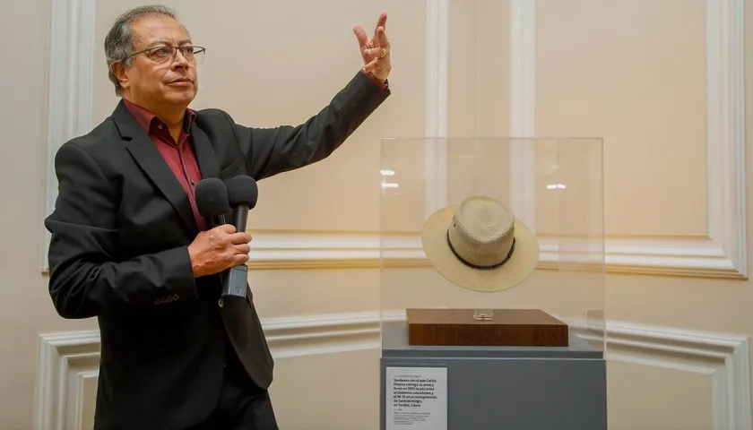 El Presidente Gustavo Petro con el sombrero.