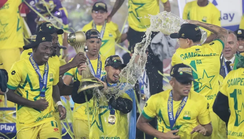 Fabián Sambueza celebrando su título.