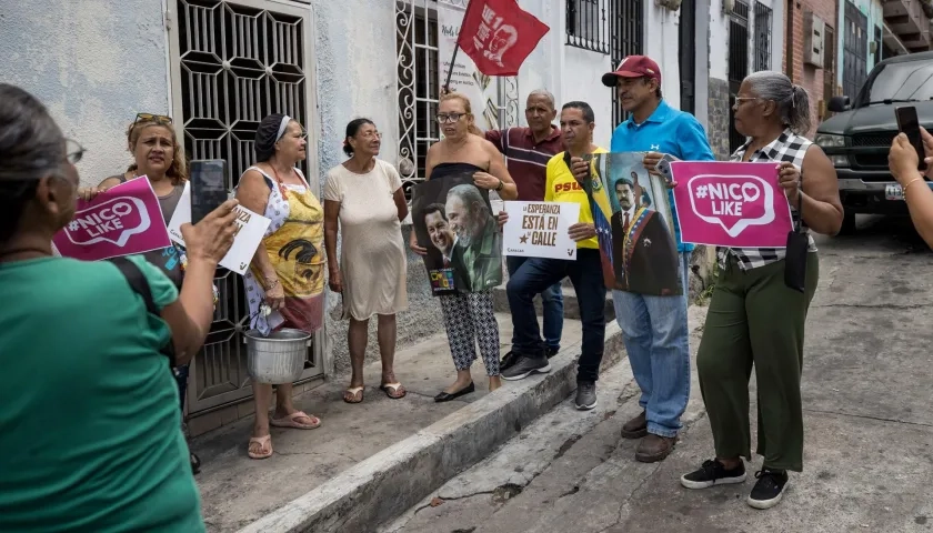 Simpatizantes del oficialismo participan en el simulacro de movilización electoral "simulacro del 1 por 10".