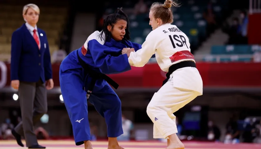 Luz Adiela Álvarez (izquierda) durante un combate en los Juegos Olímpicos de Tokio. 