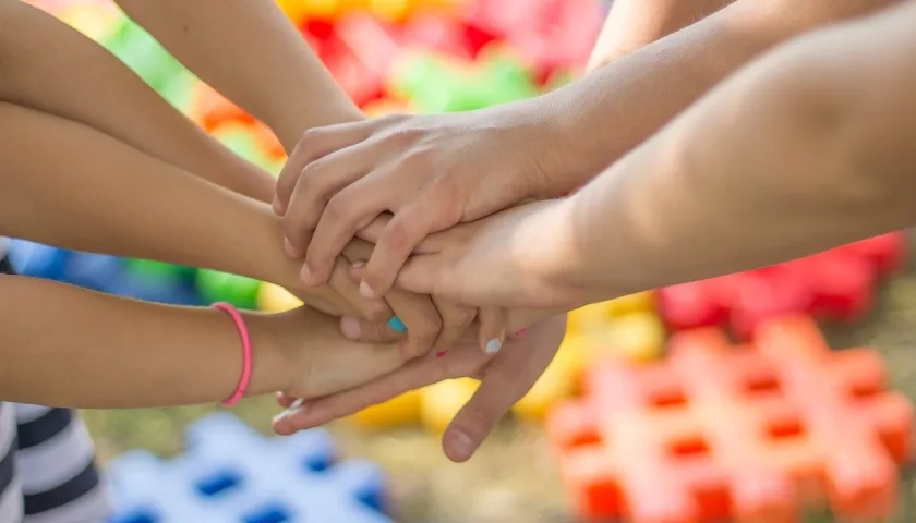 Los padres tienen la responsabilidad de la formación emocional y ética de sus hijos.