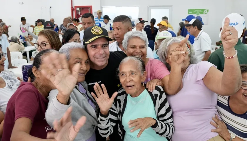 El alcalde Alejandro Char posa con abuelos del centro de vida del barrio El Santuario