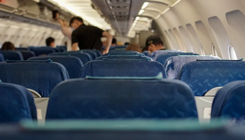 Consumir alcohol en un avión podría ser arriesgado.