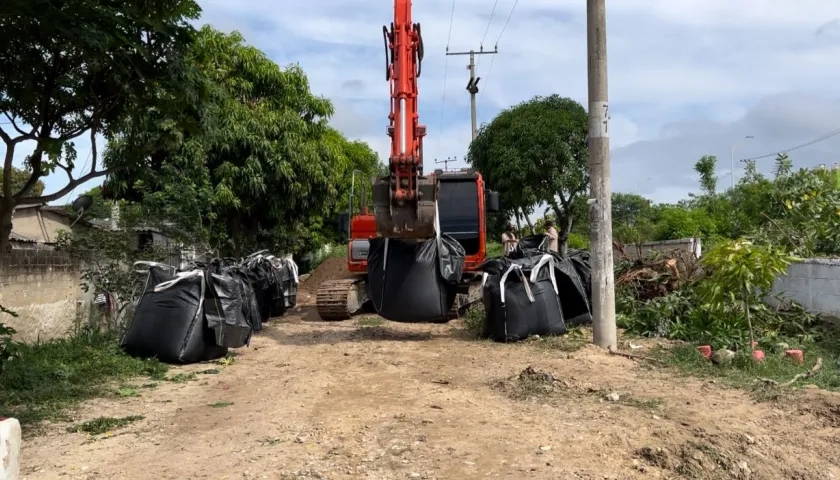 Instalan bolsas de arena en urbanización La Fe.