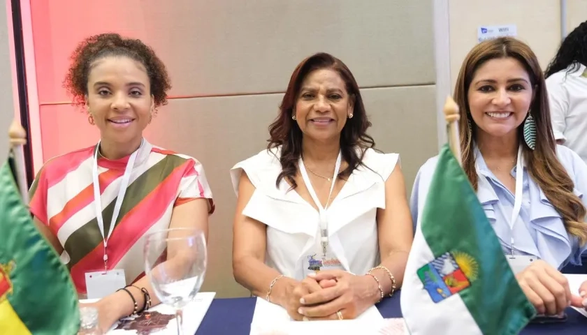 La gobernadora de Chocó, Nubia Carolina Córdoba, con sus colegas de Sucre, Lucy García, y del Tolima, Adriana Matiz