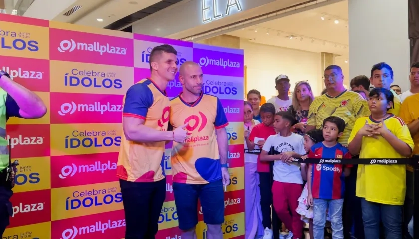 Javier Mascherano con hinchas colombianos en el Mallplaza Buenavista. 