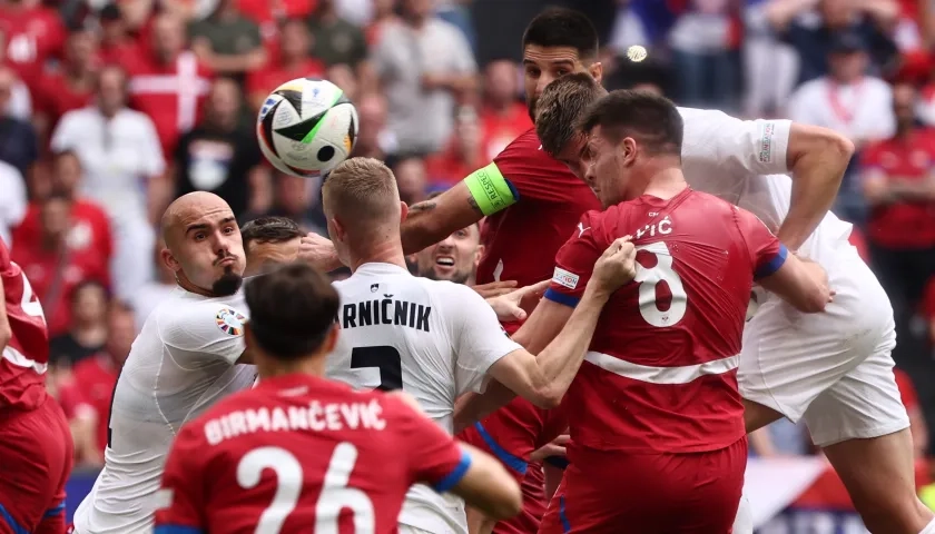 Luka Jovic (8) cabecea hacia el pórtico esloveno para marcar el gol del empate de Serbia.  