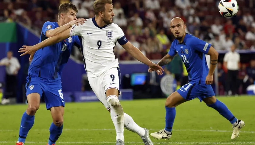 Harry Kane, capitán de Inglaterra, se apresta a recibir la pelota ante la marca de Jaka Bijol.