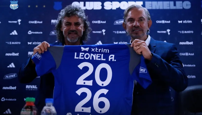 Leonel Álvarez en su presentación como nuevo técnico del Emelec. Lo acompaña José Pileggi, presidente del club.