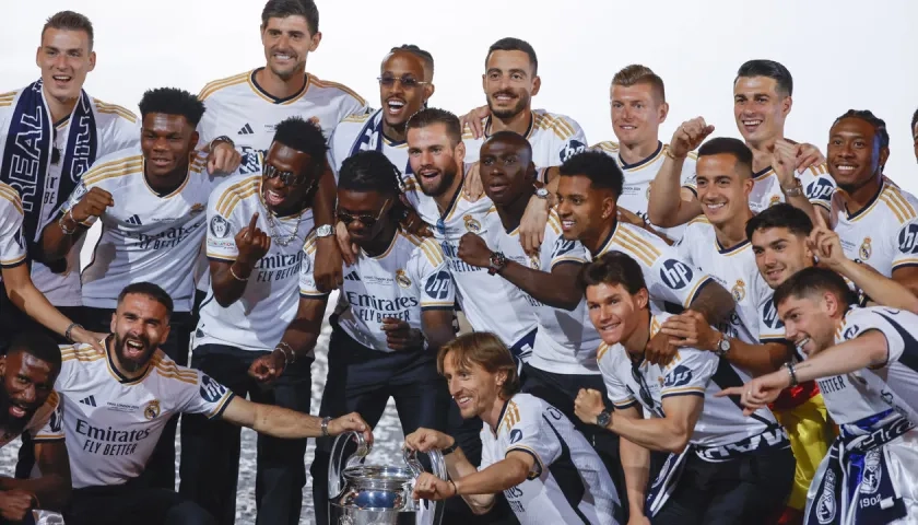 Los jugadores del Real Madrid on el trofeo de la Liga de Campeones.