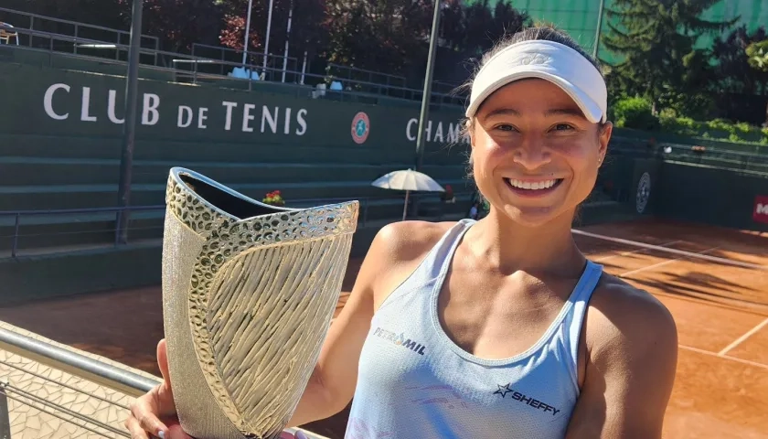 María Fernanda Herazo con el trofeo de campeona.  