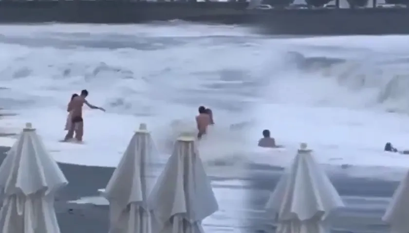 Mujer junto a su novio en el mar Negro.