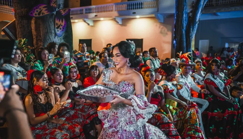 María Victoria Vargas, Reina del Carnaval de Soledad 2024, orgullosa con las butifarras de su municipio.