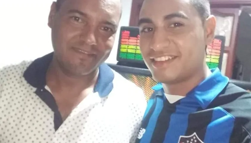 La víctima Jean David con su padre, el periodista Joaquín Montalvo. 