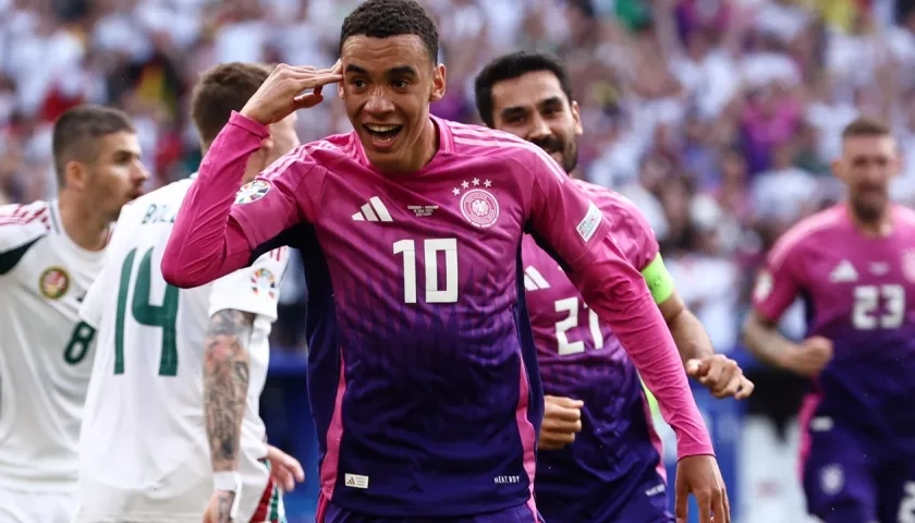 Jamal Musiala celebra tras marcar el primer gol de Alemania. 