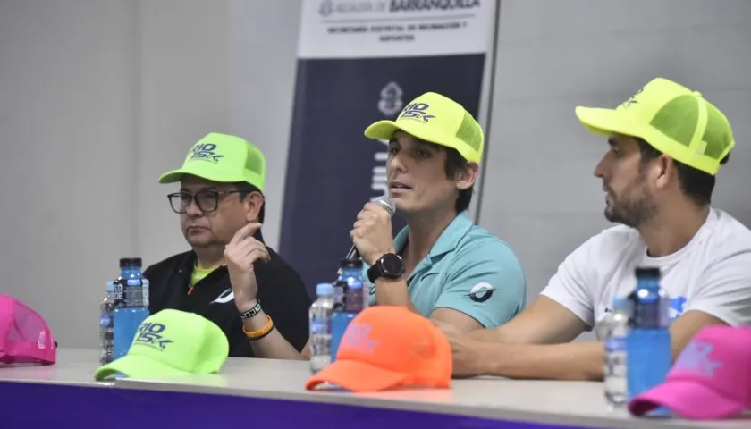 Kevin Toro (centro), director de la carrera durante el lanzamiento en el estadio Édgar Rentería. 