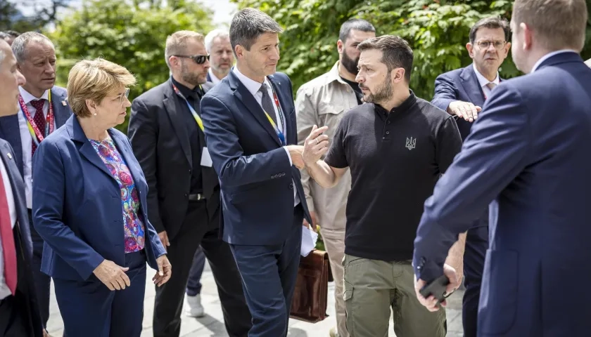 El presidente Vladimir Zelensky saluda a los Jefes de Estado y delegados de la cumbre que terminó en Suecia