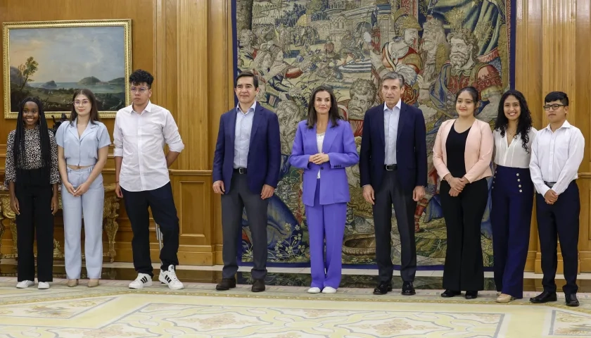 La reina Letizia recibe en audiencia a una representación de la Fundación Microfinanzas BBVA, este miércoles en el Palacio de la Zarzuela.