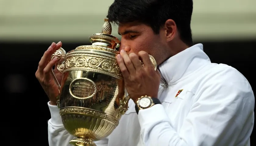 Carlos Alcaraz y el trofeo.