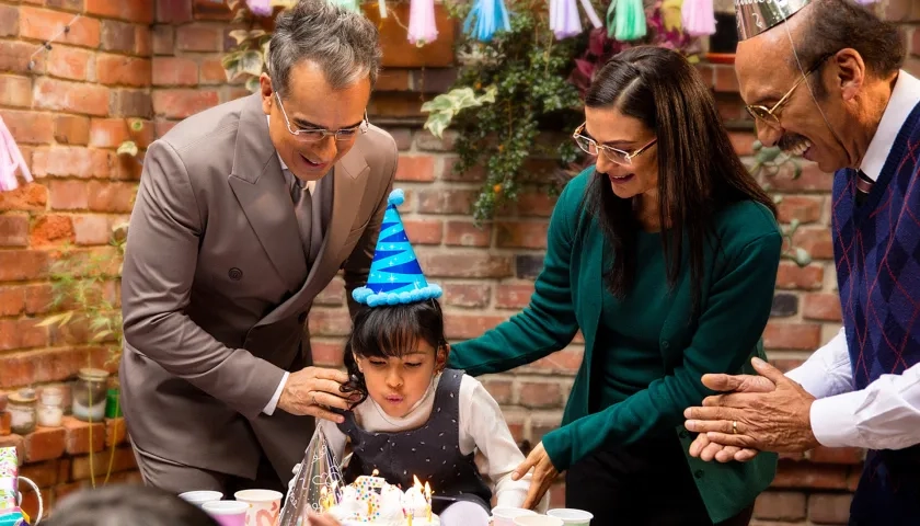 Cortesía por la plataforma Prime Video de los actores Jorge Enrique Abello (i), Ana María Orozco (c), Jorge Herrera (d), durante un fragmento de la serie ‘Betty la fea, la historia continúa’.