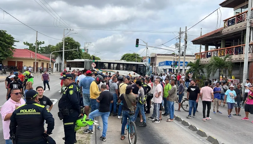 La protesta originó a la suspensión de las rutas de Transmetro. 