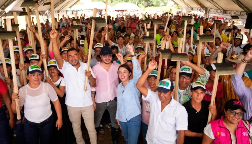 Campesinos en Córdoba recibiendo parcelas.