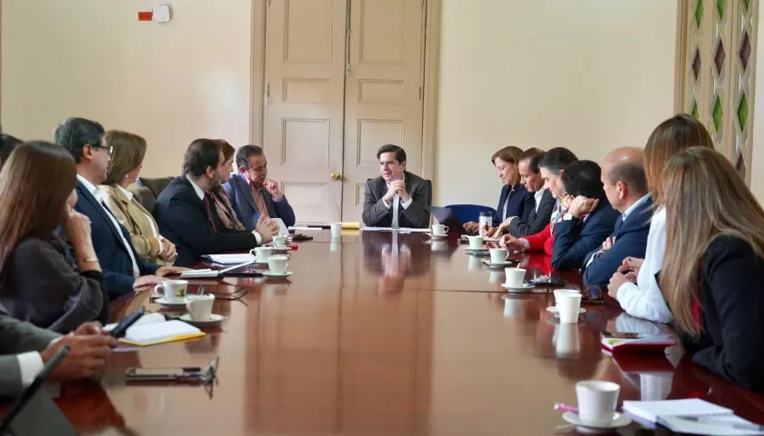 El ministro Juan Fernando Cristo en la reunión con gremios.