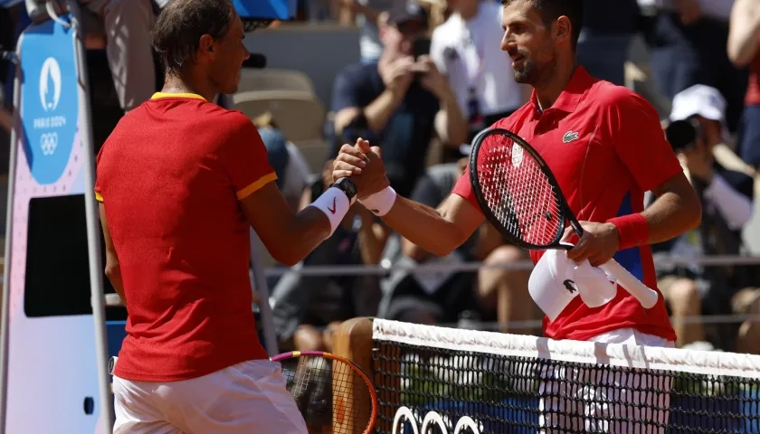 Saludo entre Rafael Nadal y Novak Djokovic.