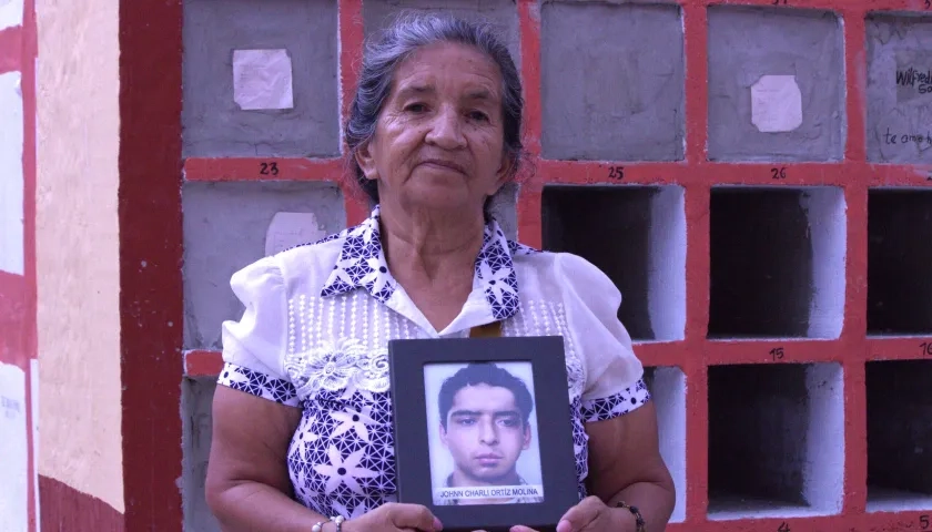 Doña Blanca con el retrato de su hijo fallecido.