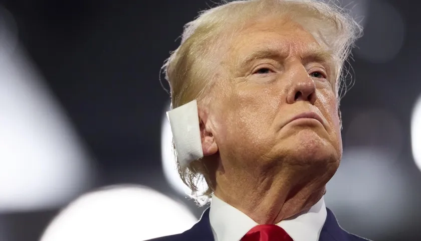 Donald Trump con su oreja derecha vendada. 