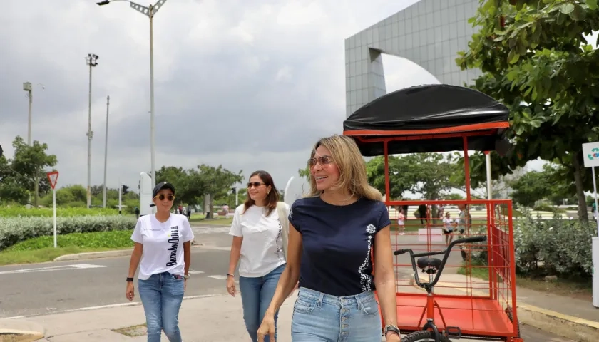 Ana María Aljure, Gerente de Ciudad, durante la entrega de los bicicoches y motocarros.