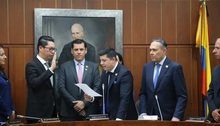 Pedro Flórez tomando la posesión de su cargo como presidente de la Comisión VI.