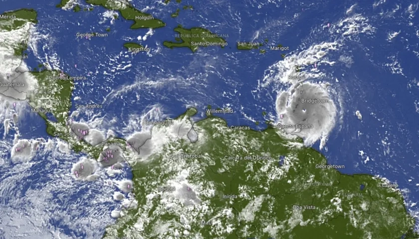 El huracán ya se siente a esta hora en las islas de Barlovento e inició su ingreso al Mar Caribe. 