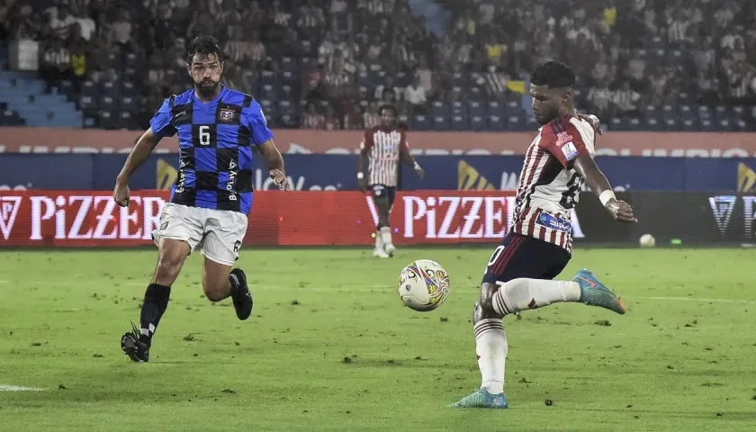 Roberto Hinojoza en acción durante el partido contra Boyacá Chicó.