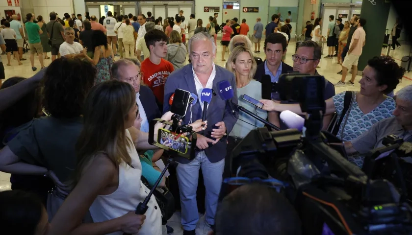 Los políticos a su llegada al aeropuerto de Madrid tras no poder ingresar a territorio venezolano. 