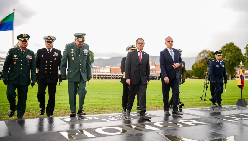 Petro junto al ministro de Defensa, Iván Velásquez, y la cúpula de la Fuerza Pública.