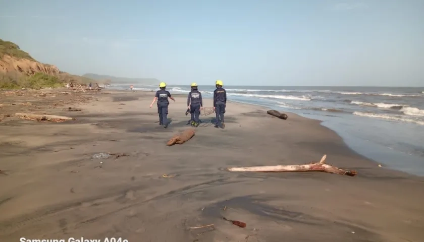 Bomberos de Puerto Colombia en las labores de rescate. 