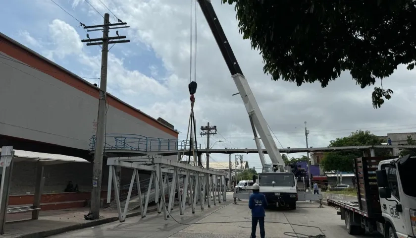 Desmonte del puente peatonal en la carrera 43. 