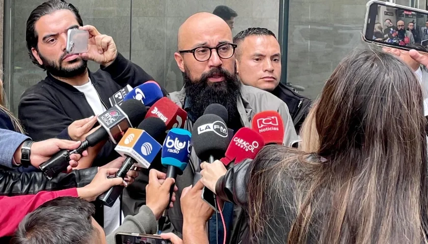 Carlos Carrillo, director del UNGRD, dando la noticia a los medios.