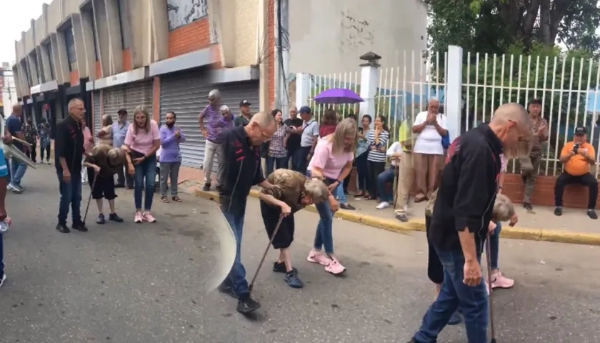 Momento en que la mujer llegó acompañada de sus allegados a un centro de votación. 