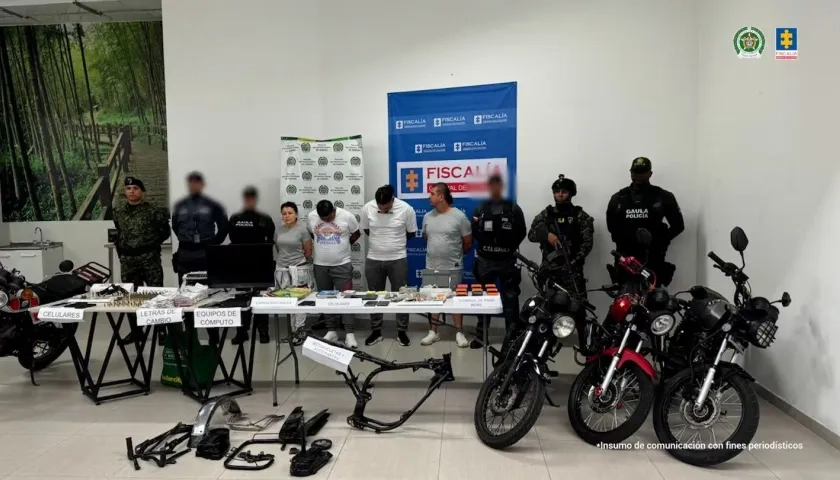 La banda ilegal capturada junto con los uniformados.