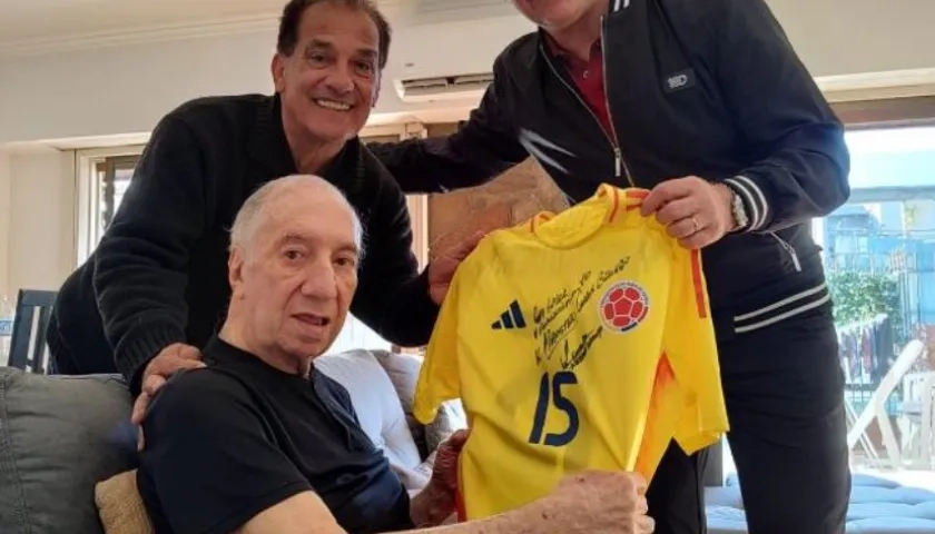 Néstor Lorenzo con la camiseta de la Selección Colombia que le obsequió a Bilardo.  