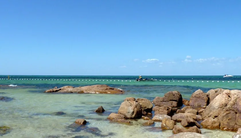 Playa australiana con protección de los tiburones.