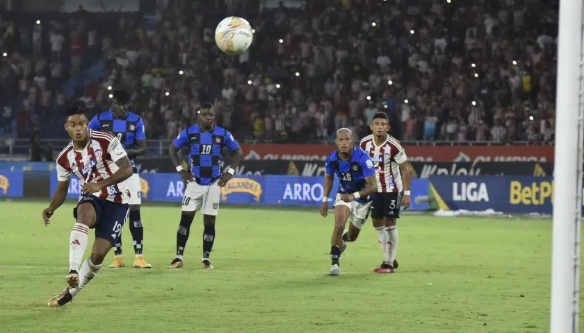 Luis Sandoval erró una pena máxima sobre el final en el último juego de Junior contra Boyacá Chicó en el Metropolitano.