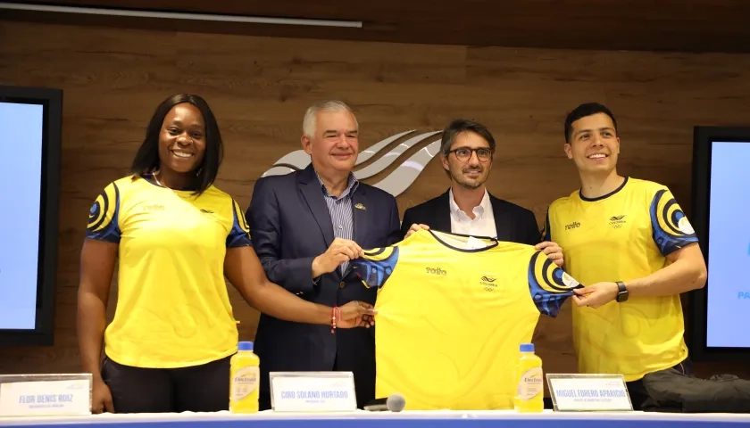 Ciro Solano, presidente del COC, con los deportistas Flor Denis Ruiz y Diego Arboleda.