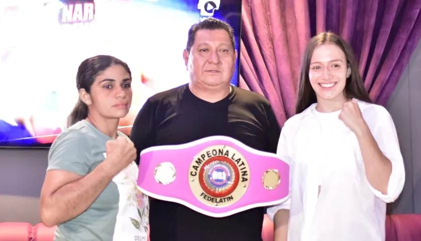 Diana Ayala, el promotor Juan Carlos Devia y Paulina Ángel. 