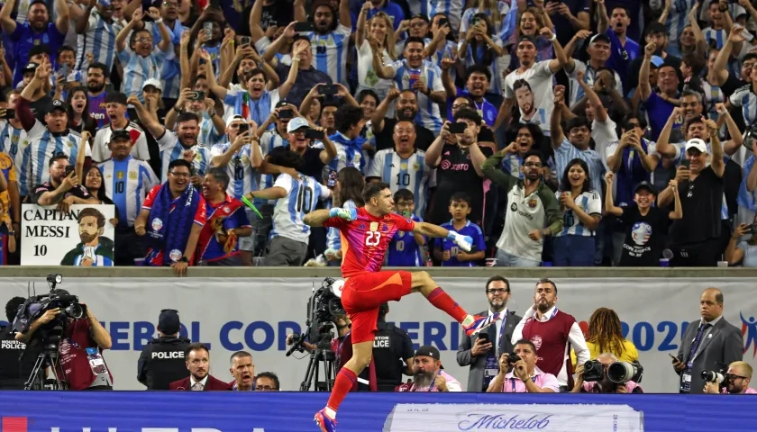 Emiliano 'Dibu' Martínez celebra tras conseguir el paso a las semifinales con Argentina. 